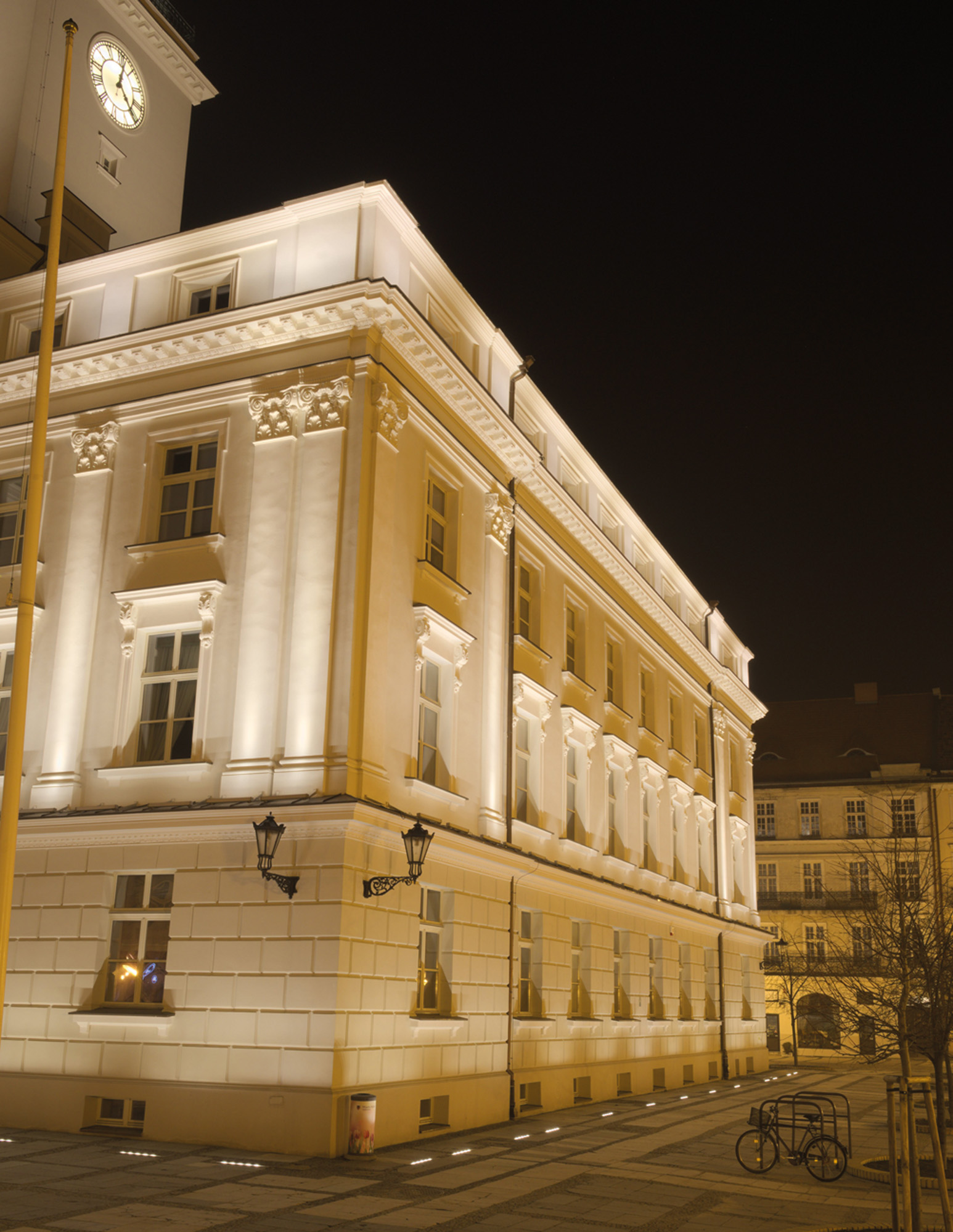 iluminacja elewacji zabytkowego budynku ratusza w Kaliszu nocą