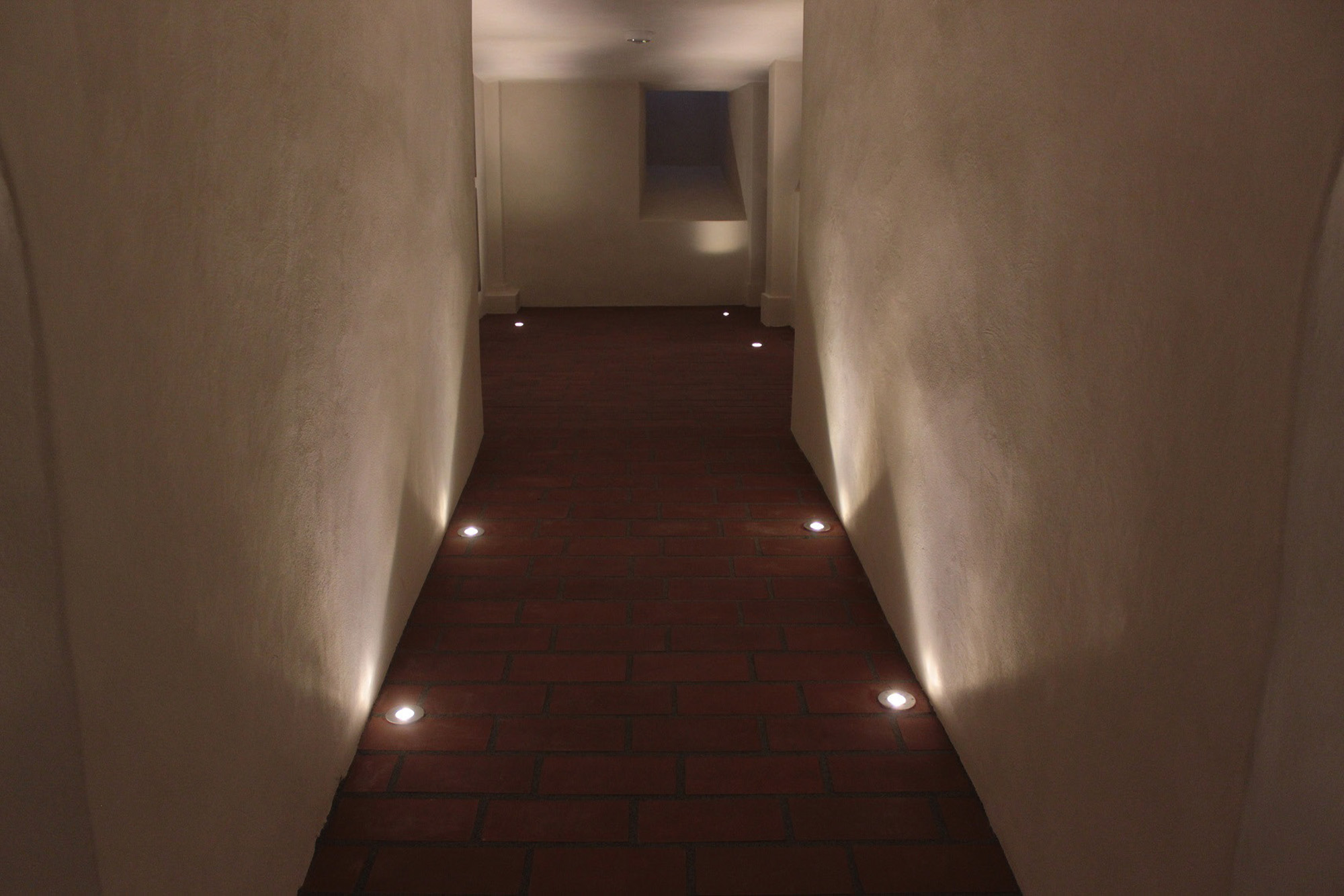 oświetlenie korytarza za pomocą okrągłych opraw doziemnych CRU 1