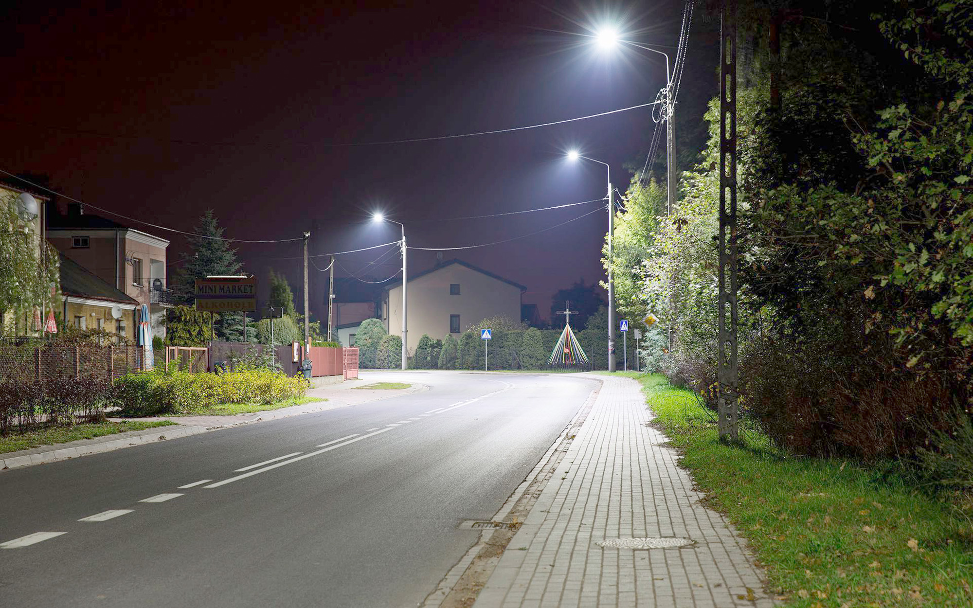 Oświetlenie ulicy w małej miejscowości
