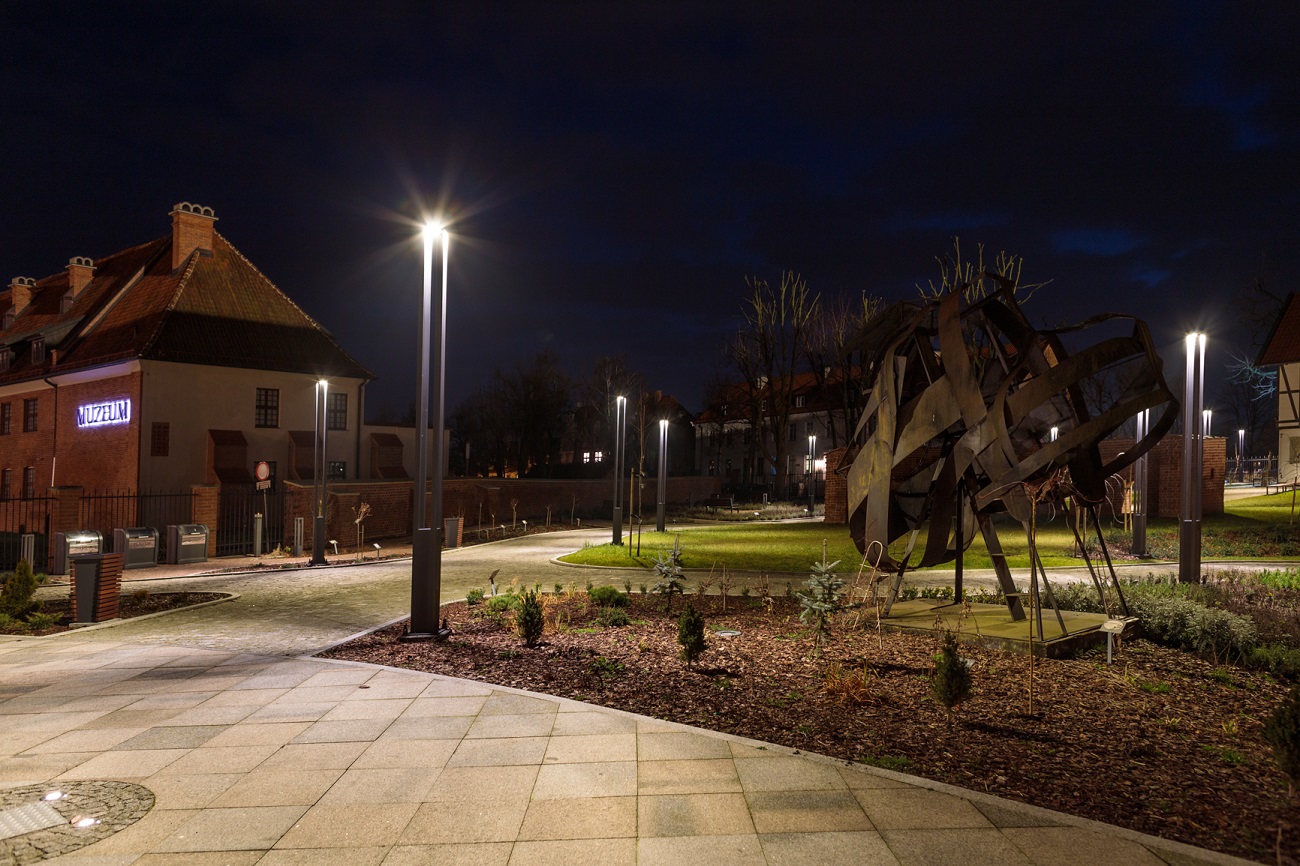 Oświetlony dziedziniec Biblioteki Elbląskiej za pomocą wysokich słupków LED Hornet 4