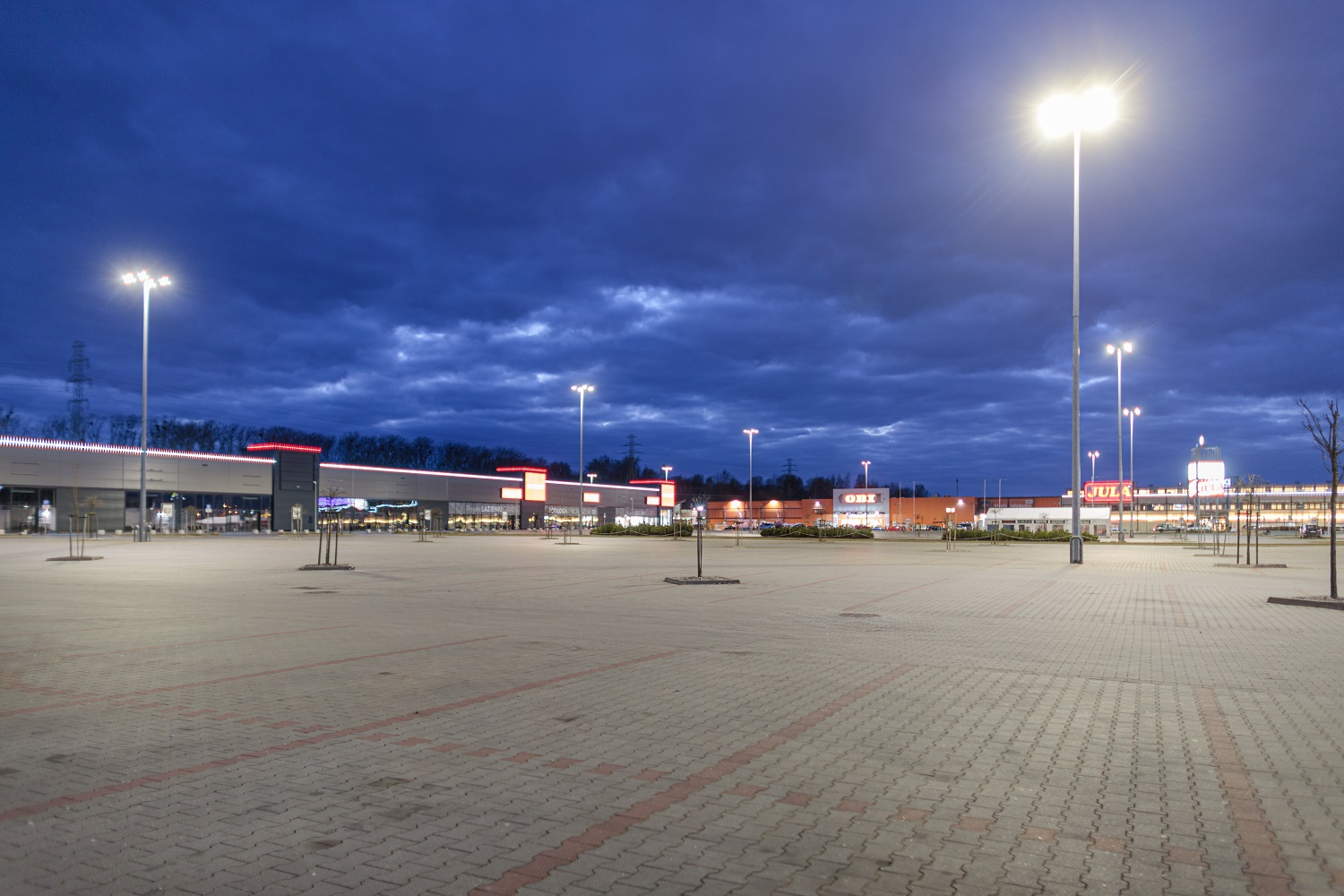 Oświetlenie parkingu Morskiego Parku Handlowego w Gdańsku