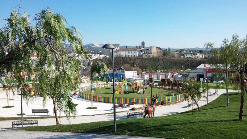 Plac zabaw w parku za dnia, wzdłuż chodnika oprawy Ripa na szarych słupach.