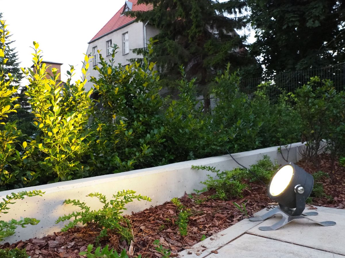 Reflektor CR36 oświetla rośliny na osiedlu mieszkaniowym Opacka